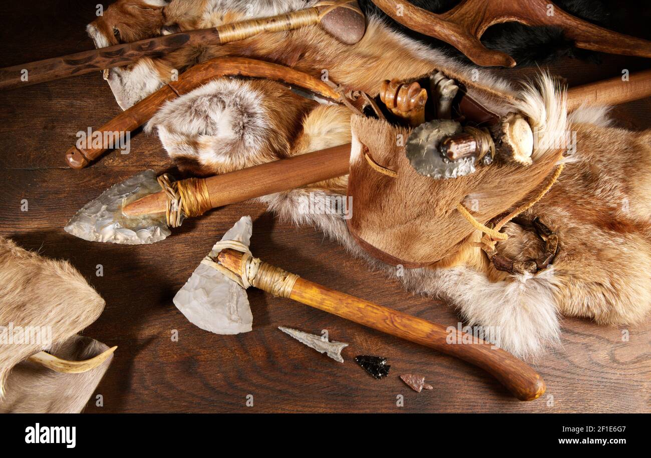 Werkzeuge für die Steinzeit auf Holzhintergrund - Panoramaaussicht Stockfoto