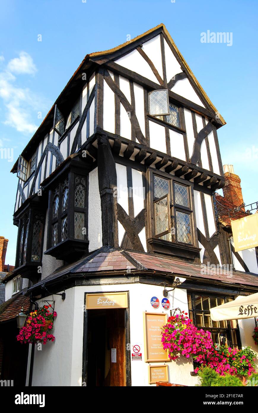 13th Century The Birdcage Pub, Cornmarket, Thame, Oxfordshire, England, Vereinigtes Königreich Stockfoto