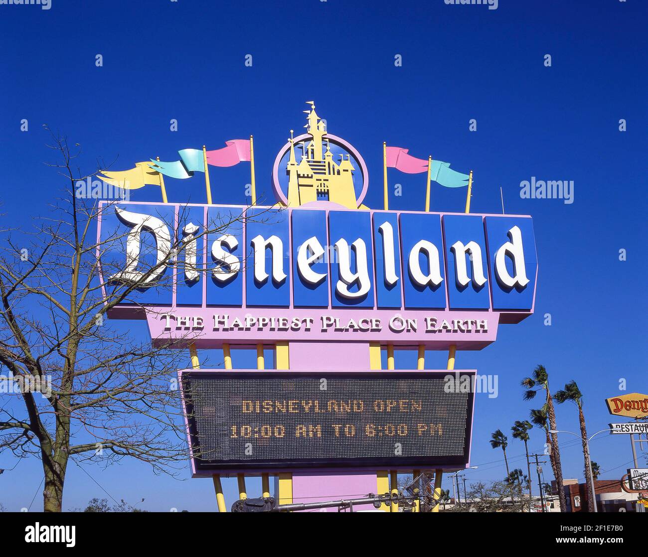 Disneyland Eingang Zeichen, Disneyland, Anaheim, California, Vereinigte Staaten von Amerika Stockfoto