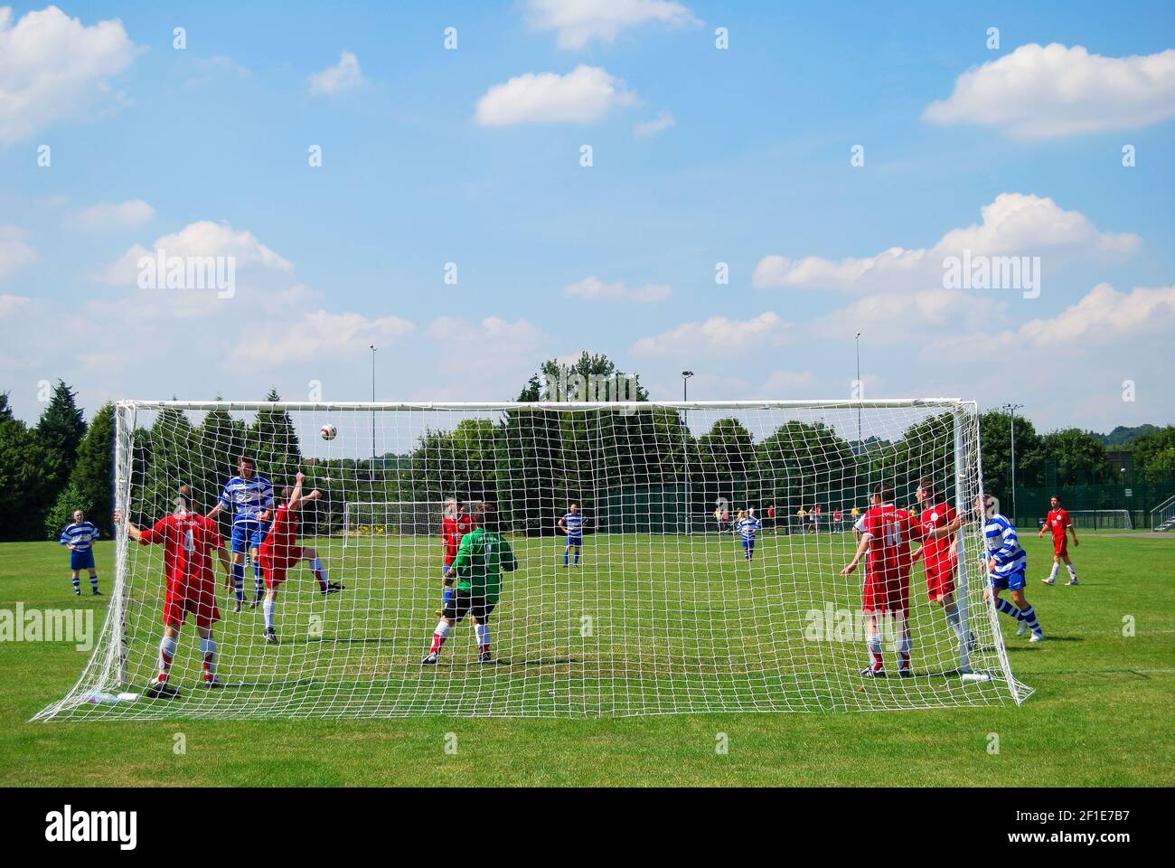 Amateur Fußballspiel, Egham Leisure Centre, Egham, Surrey, England, Vereinigtes Königreich Stockfoto