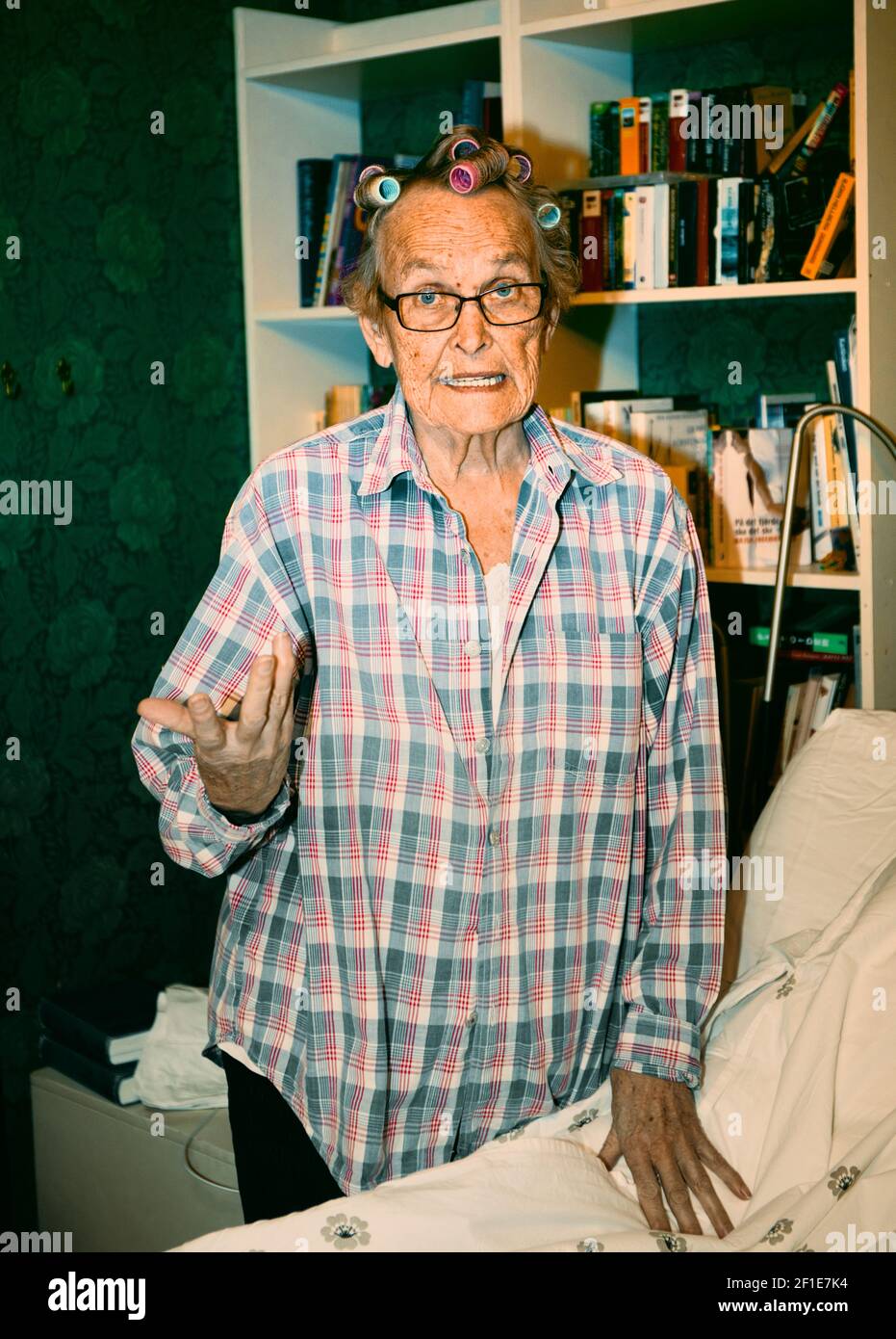 Ältere ältere schwedische Frau mit Lockenwicklern. Konzept des Lebensstils Stockfoto