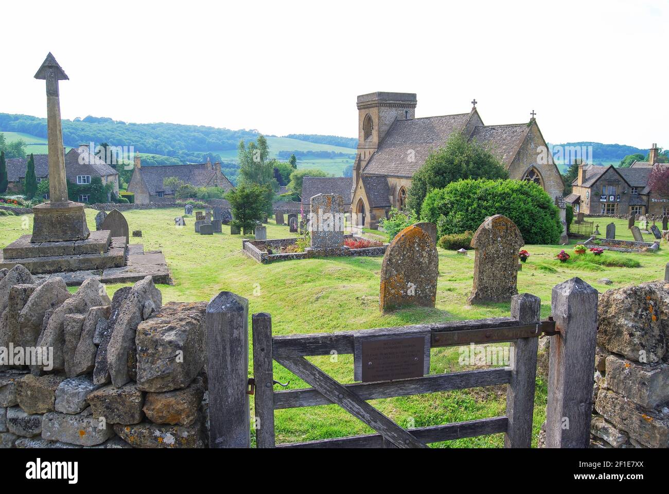 St.Barnabas Kirche und Kriegerdenkmal, Snowshill, Gloucestershire, England, Vereinigtes Königreich Stockfoto