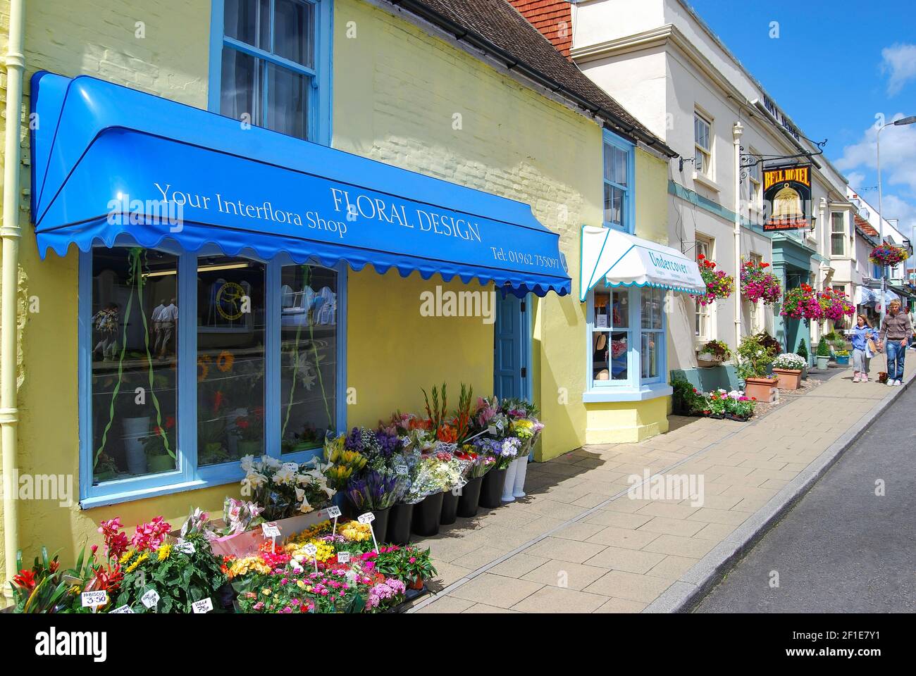 Blumengeschäft und Bell Pub, West Street, New Alresford, Hampshire, England, Vereinigtes Königreich Stockfoto