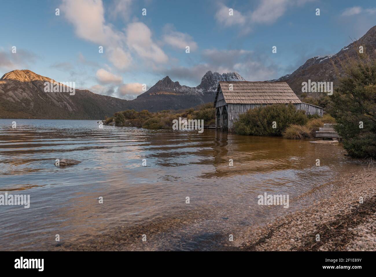 Das Bootshaus am Dove See mit Cradle Mountain im Hintergrund. Stockfoto