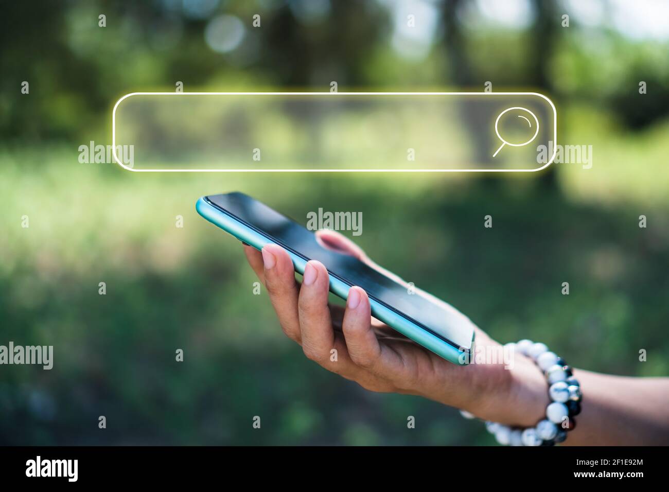 Menschen Hand mit Smartphone Suche nach Informationen im Internet Online-Gesellschaft Web mit Suchfeld Symbol und Copyspace. Stockfoto