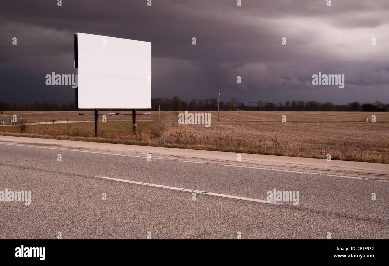 Straßenrand Billboard Werbung Medium Dark Stormy Skies Stockfoto