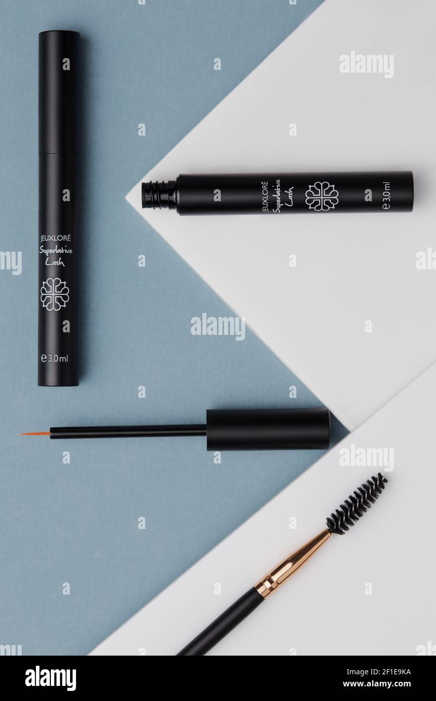 Eine Tischansicht mit Make-up-Produkten zur Verschönerung und Verlängerung der Wimpern, in minimaler Anordnung mit klarer Ästhetik und einer visuellen Geschichte. Stockfoto
