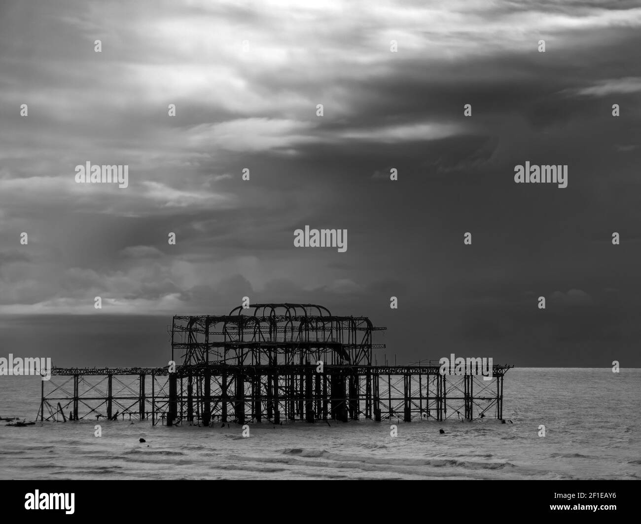 Eine Silhouette des West Pier, Brighton, unter einem dunklen, düsteren Himmel Stockfoto