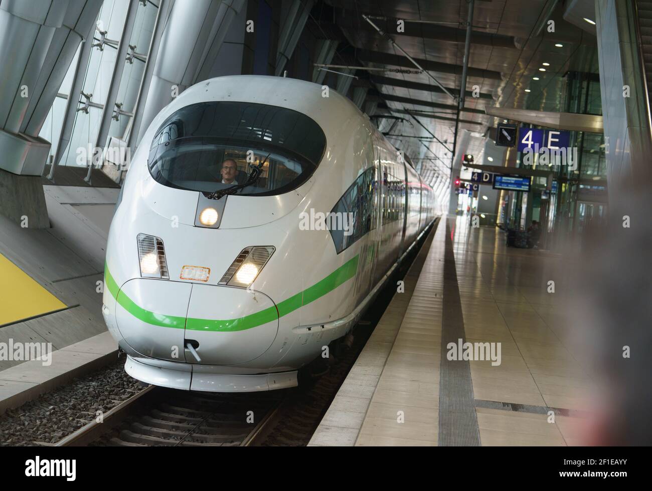 08. März 2021, Hessen, Frankfurt/Main: Ein ICE-Sprinter betritt im Rahmen einer Presseveranstaltung den Fernbahnhof am Frankfurter Flughafen. Angesichts der zunehmenden Kritik an umweltschädlichen Inlandsflügen wollen Lufthansa und Deutsche Bahn ihre Zusammenarbeit verbessern. Mit Through-Tickets und schnelleren direkten ICE-Verbindungen sollen Umzüge von Langstrecken-Fahrgästen ermutigt werden, mit der Bahn zum Frankfurter Drehkreuz zu fahren. Foto: Frank Rumpenhorst/dpa Stockfoto