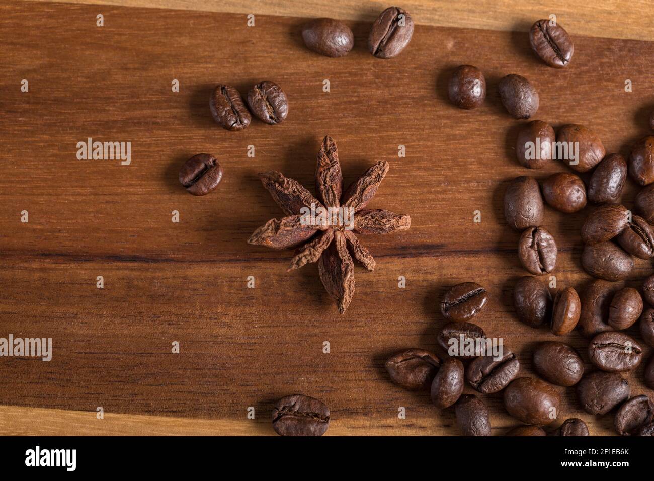 Sternanis und geröstete Kaffeebohnen auf einem Holztisch. Perfekte Kombination. Stockfoto