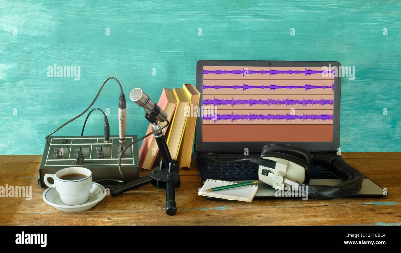 Aufnahme Podcast oder Hörbuch Konzept mit Kopfhörer, Vintage-Mikrofon, Kaffee und Laptop auf Holztisch Stockfoto