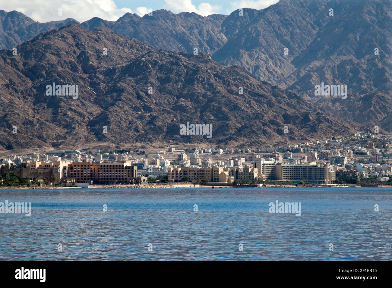 Aqaba, Jordanien Stadtbild vom Roten Meer aus gesehen Stockfoto