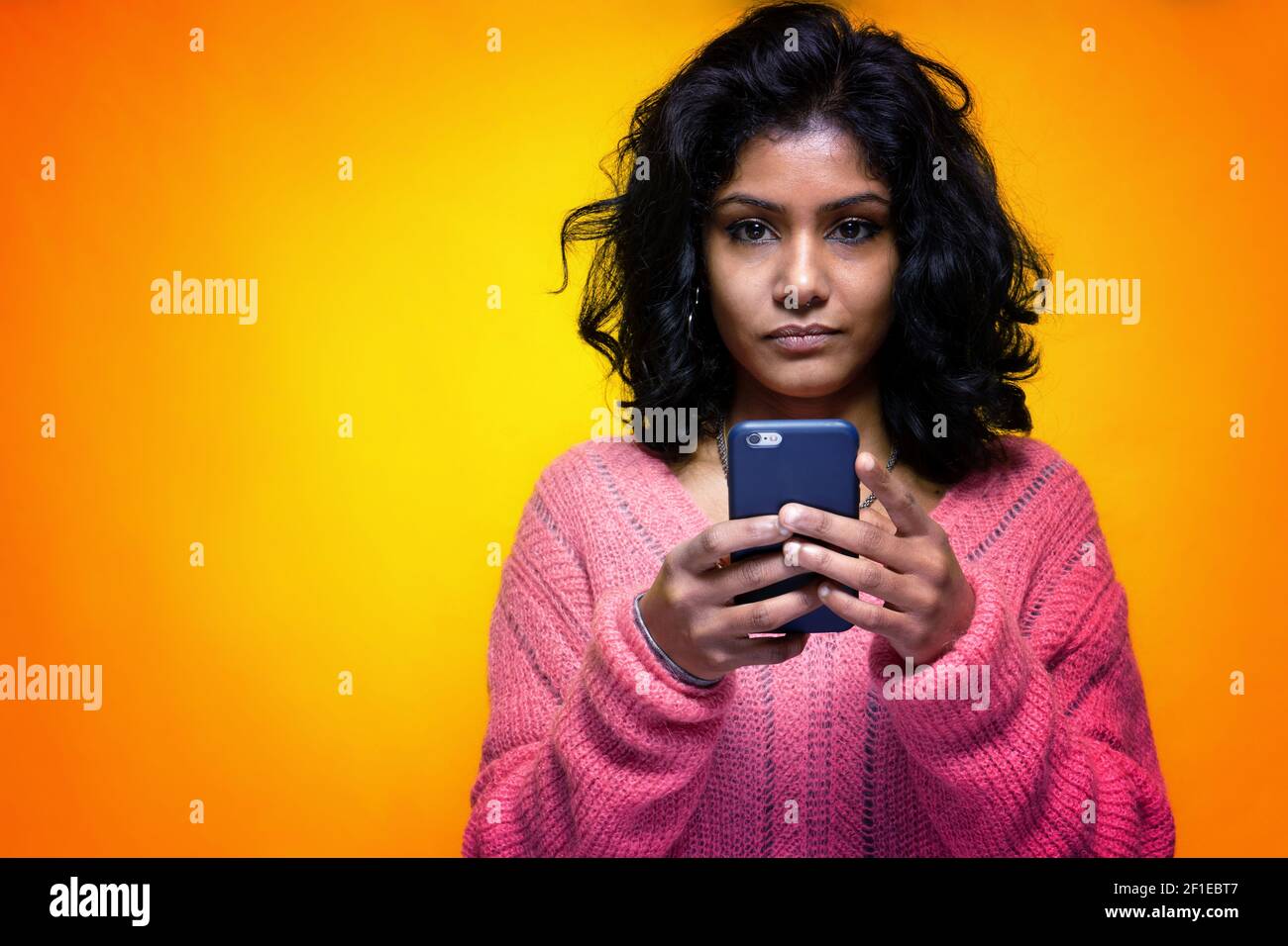 Schöne Sri Lanka Mädchen nutzt ihr Telefon suchen vor Von ihr Stockfoto