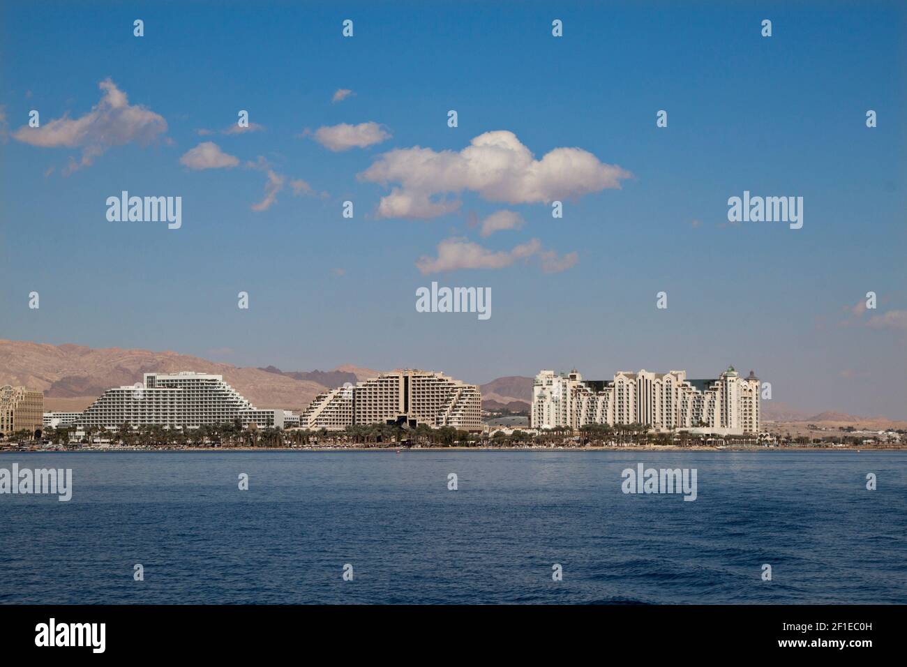 Eilat, Israel Stadtbild vom Roten Meer aus gesehen Stockfoto