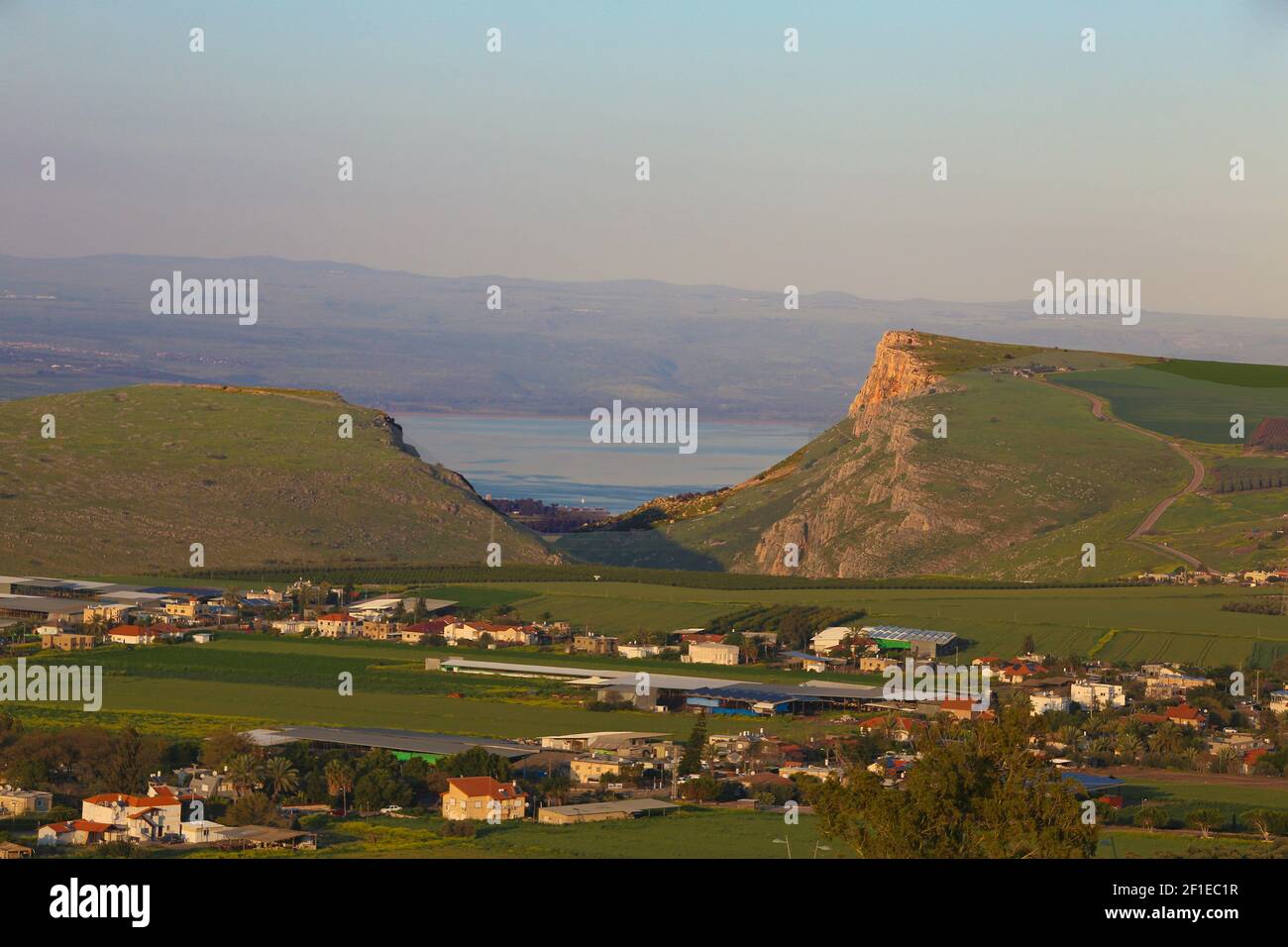 Die Hörner von Hattin ist ein erloschener Vulkan mit zwei Gipfeln mit Blick auf die Ebenen von Hattin in der Unteren Galiläa, Israel, und wird angenommen, dass die sitzen Stockfoto