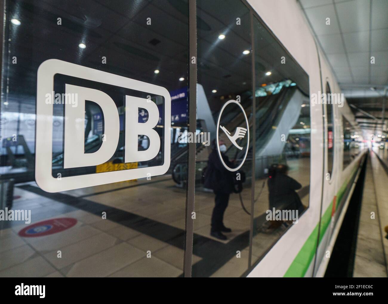 08. März 2021, Hessen, Frankfurt/Main: Die Logos von Deutsche Bahn und Lufthansa sind auf der Seite eines ICE Sprinter am Fernbahnhof am Frankfurter Flughafen zu sehen. Angesichts der zunehmenden Kritik an umweltschädlichen Inlandsflügen wollen beide Unternehmen ihre Zusammenarbeit verbessern. Mit Through-Tickets und schnelleren direkten ICE-Verbindungen sollen Umzüge von Langstrecken-Fahrgästen ermutigt werden, mit der Bahn zum Frankfurter Drehkreuz zu fahren. Foto: Frank Rumpenhorst/dpa Stockfoto