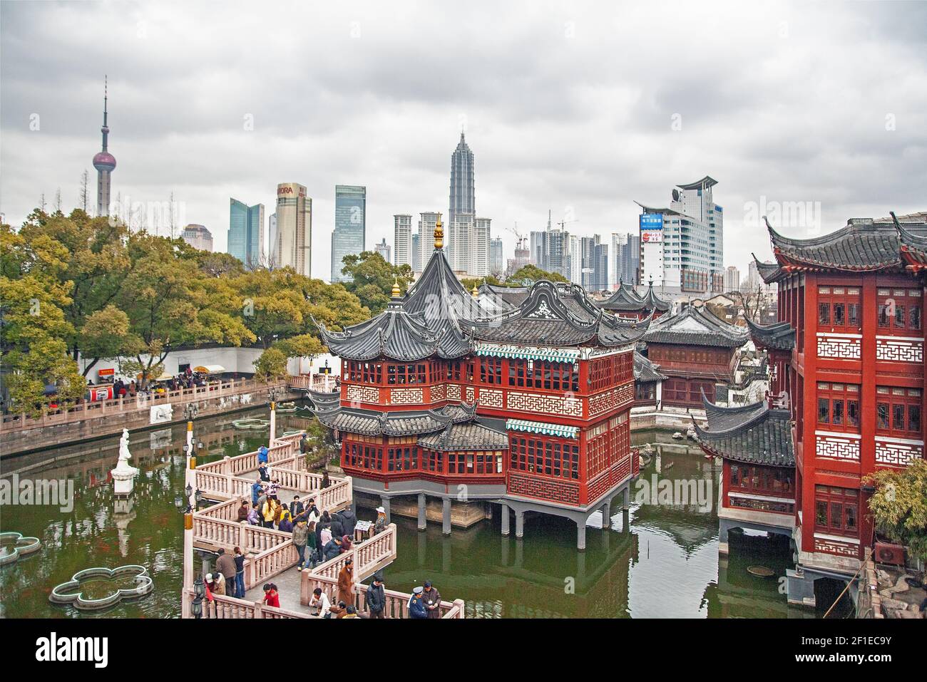 Yu Yuan Teehaus und Skyline der Stadt, Yu Yuan Shangcheng, Yu Gardens Bazaar, Shanghai, China, Asien, Foto Bo Arrhed Stockfoto