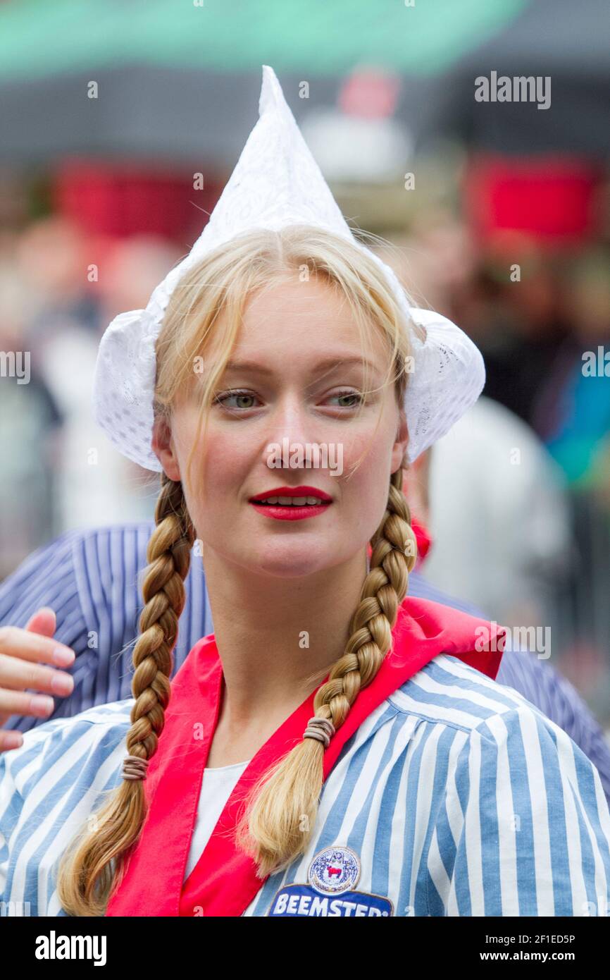 Holländerin in traditioneller Tracht auf dem Käsemarkt von Alkmaar