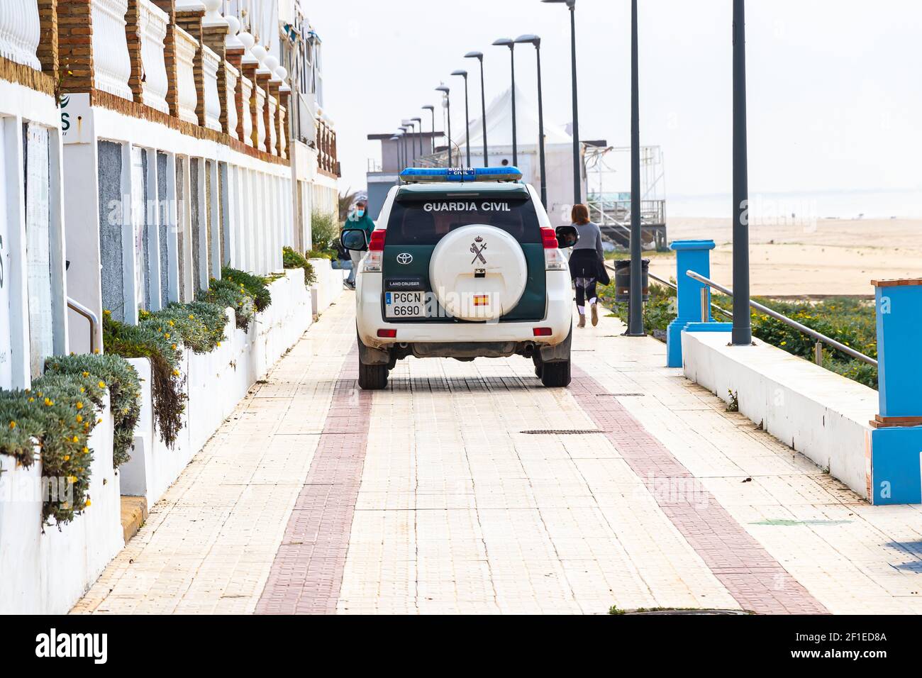 Matalascañas, Huelva, Spanien - 7. März 2021: Guardia Civil Auto patrouilliert die Promenade des Strandes von Matalascañas Stockfoto