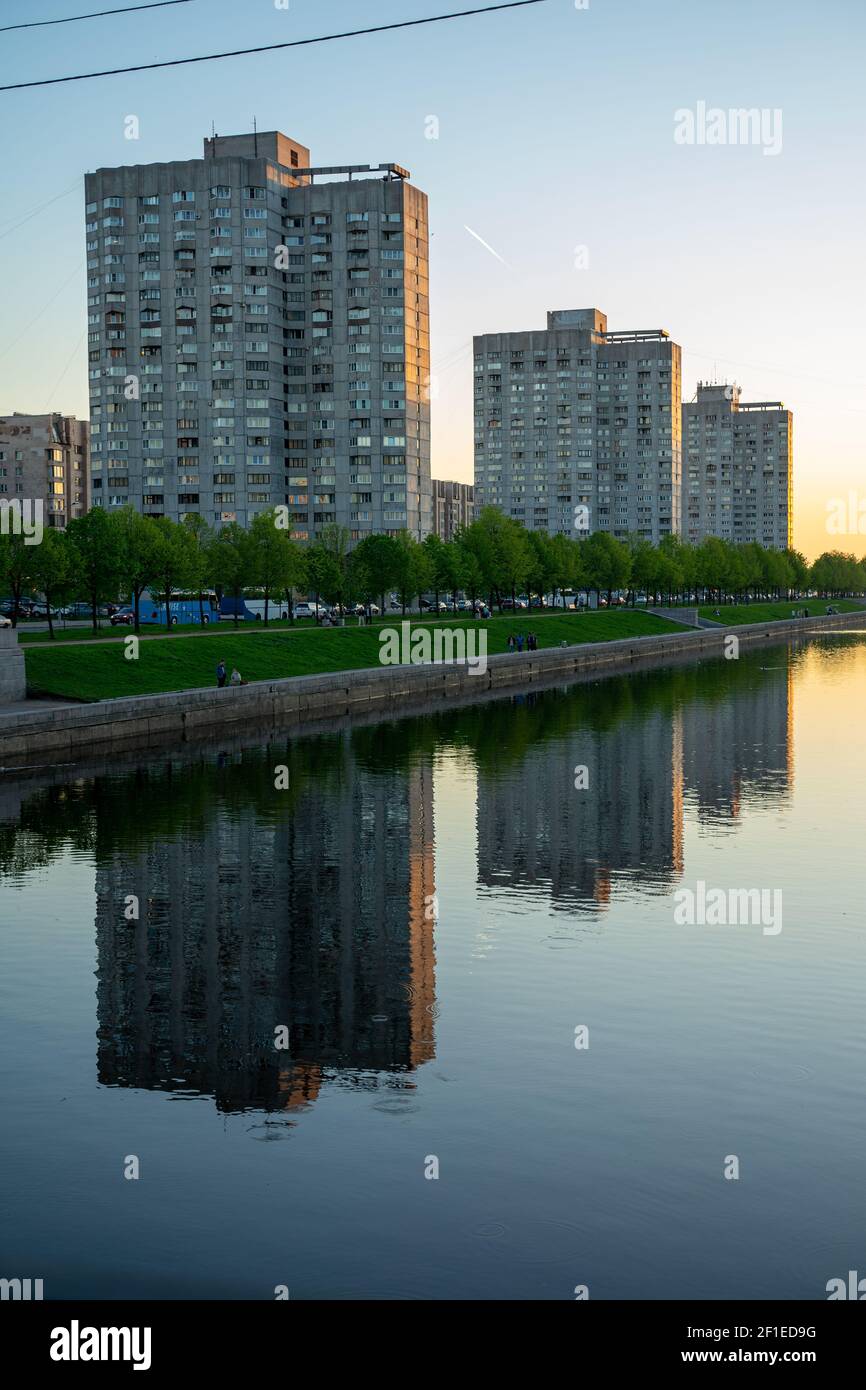Eine Reihe von Wohnhäusern auf (Hühnchen-)Beinen, sowjetischer sozialistischer Modernismus; am Fluss Smolenka, St. Petersburg, Russland Stockfoto