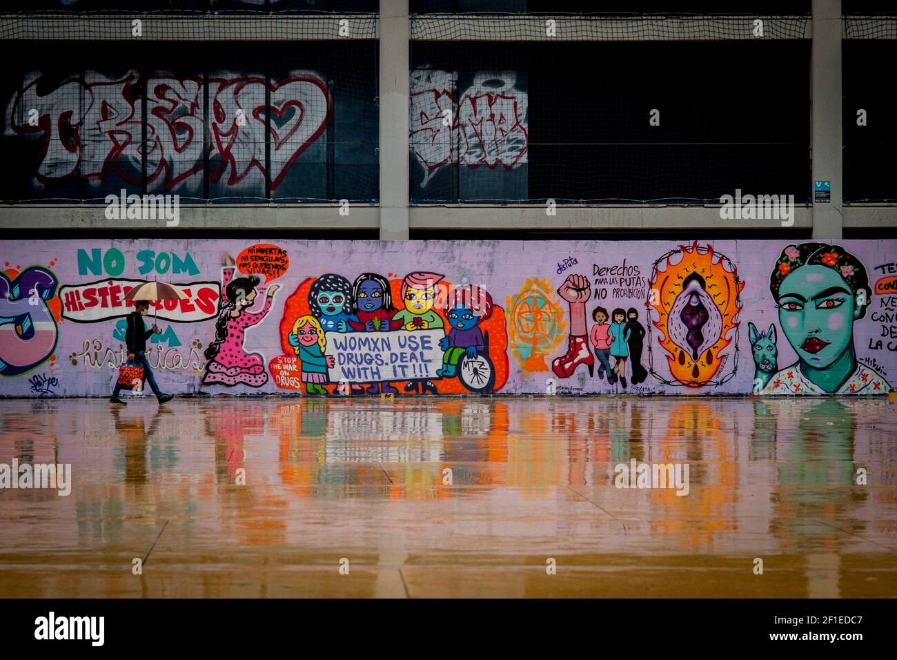 8. März 2021, Barcelona, Katalonien, Spanien: Am 8. März 2021 geht ein Mann mit Gesichtsmaske an Graffiti-Wandmalereien vorbei, die feministische Rechtsindikationen in Barcelona darstellen. Quelle: Jordi Boixareu/Alamy Live News Stockfoto