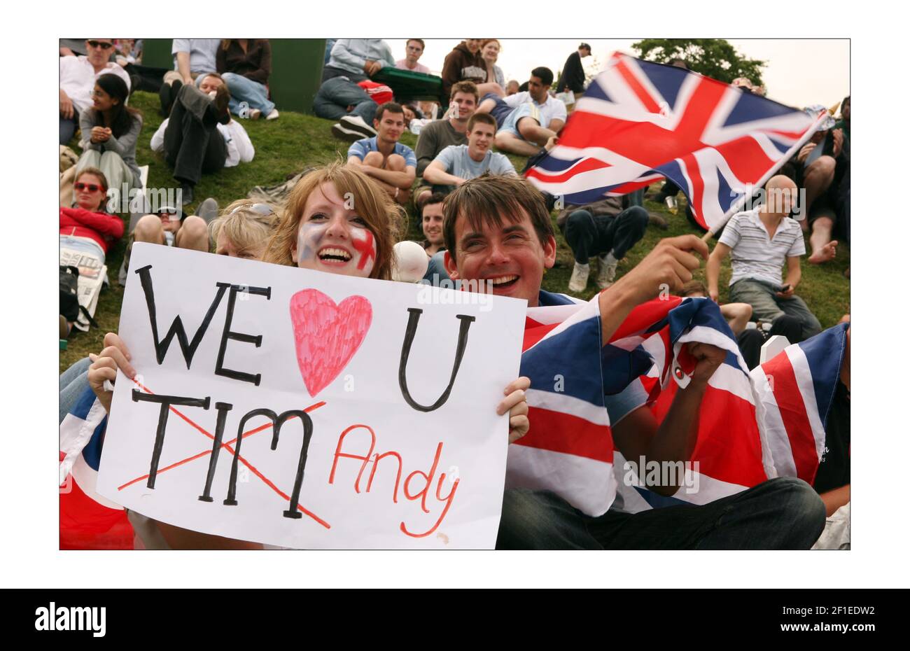 Die Croud auf Murray Mound sehen Andy Murray beim Spielen an Das große TV-Foto von David Sandison The Independent Stockfoto