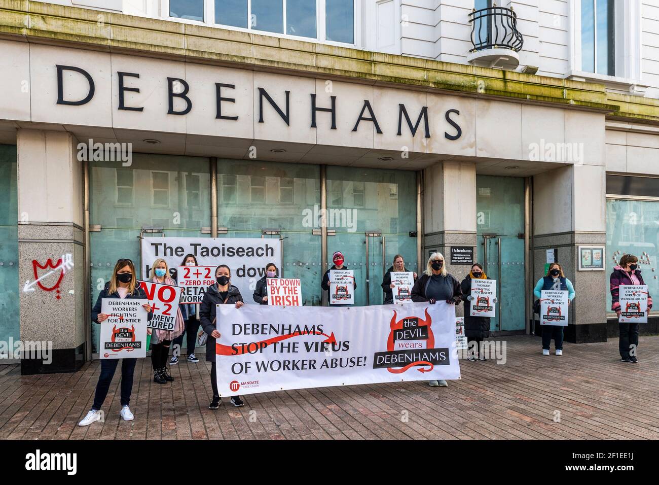 Cork, Irland. März 2021, 8th. Rund 25 ehemalige Debenhams und Arcadia-Anhänger versammelten sich heute Morgen vor dem Patrick Street Store, um am Internationalen Frauentag zu protestieren. Heute ist Tag 333 der Arbeiter Streikposten. Quelle: AG News/Alamy Live News Stockfoto