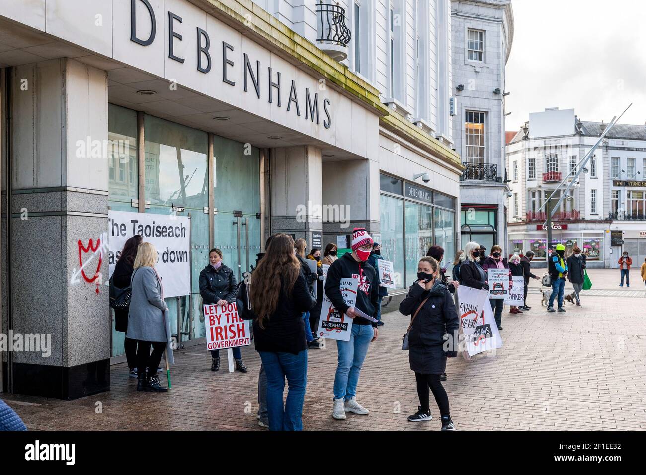 Cork, Irland. März 2021, 8th. Rund 25 ehemalige Debenhams und Arcadia-Anhänger versammelten sich heute Morgen vor dem Patrick Street Store, um am Internationalen Frauentag zu protestieren. Heute ist Tag 333 der Arbeiter Streikposten. Quelle: AG News/Alamy Live News Stockfoto