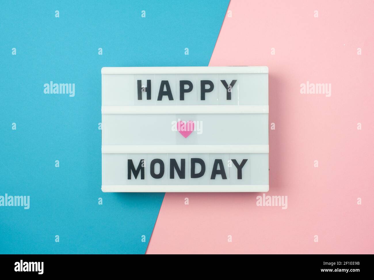 Happy Monday - Text auf Display Leuchtkasten auf blauem und pinkem Hintergrund. Stockfoto