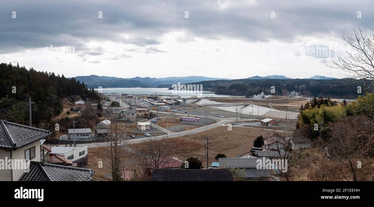 Foto zeigt das neu errichtete Zentrum der Küstenstadt Minamisanriku, Präfektur Miyagi, Japan am 02. Februar 2021. In der linken Mitte ist das von Kengo Kuma entworfene Einkaufszentrum SunSun Sanriku zu sehen, während direkt gegenüber der Mündung der Skelettrahmen des Katastrophenschutzzentrums zu sehen ist, das in einem Park zum Gedenken an das Erdbeben und den Tsunami im März 2011 erhalten wurde. Robert Gilhooly Stockfoto