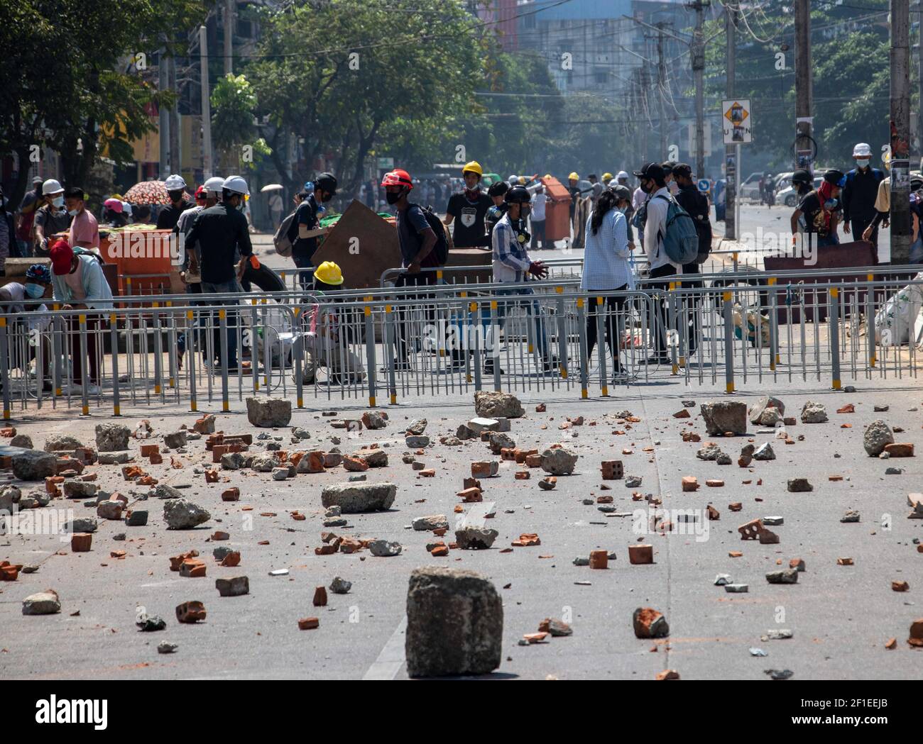 Anti-Militärputsch-Demonstranten machen eine provisorische Barrikade und Steine auf die Straße geworfen, um der Polizei eine harte Zeit zu erreichen, sie während einer Demonstration gegen den Militärputsch.Myanmar Polizei griff Demonstranten mit Gummigeschossen, Live-Munition, Tränengas und Betäubungsbomben als Reaktion auf Anti-Militärputsch-Demonstranten am Montag. Zwei Demonstranten wurden in Myitkyina, im Staat Kachin, von den Sicherheitskräften aus lokaler Quelle getötet. Insgesamt wurden 1758 Menschen verfolgt, 1440 davon immer noch in myanmarischen Militärgefängnissen und 60 Menschen wurden seit Beginn der Proteste gegen die Mili getötet Stockfoto