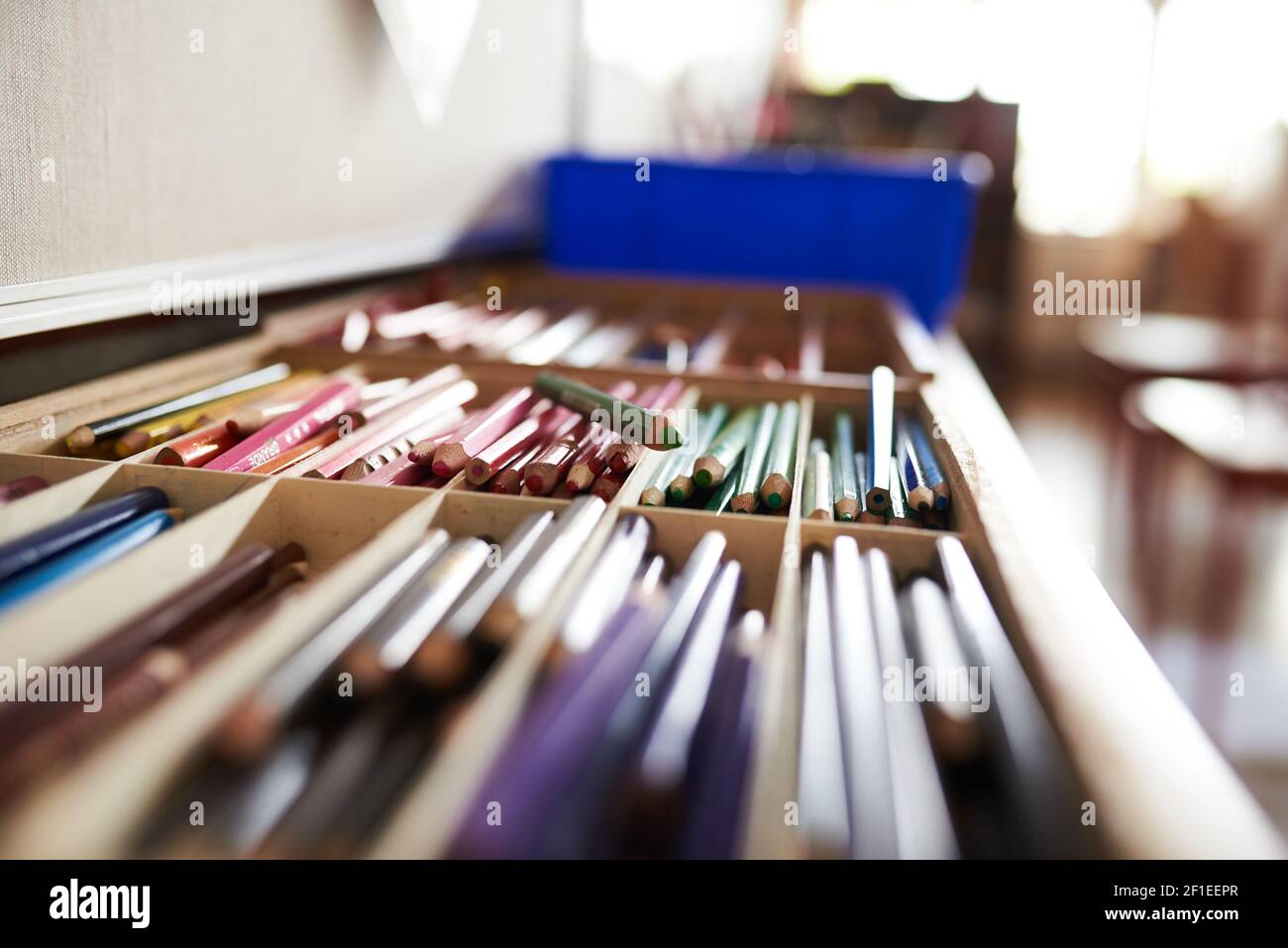 Nahaufnahme von Malstiften in einer Schule für Kinder Stockfoto