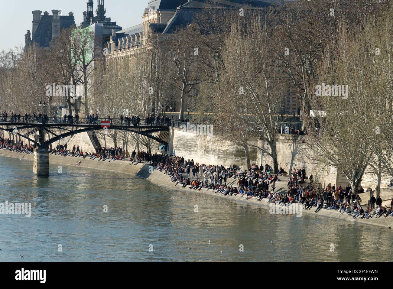 Massen von Menschen genießen das sonnige Wetter in Paris während Covid-19 Pandemie Stockfoto