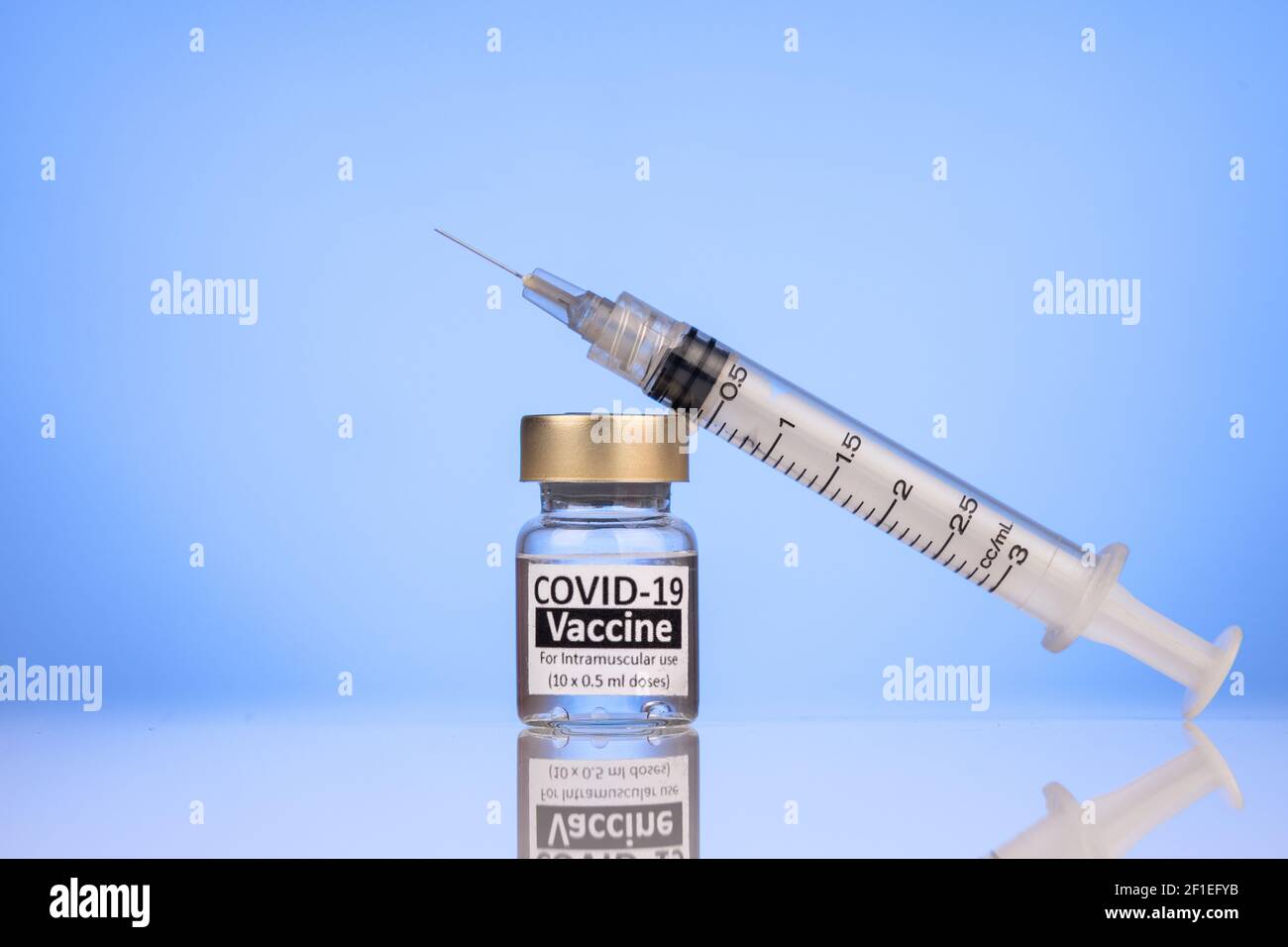 Spritze auf Covid-19 Impfstofffläschchen Konzept mit reflektierender Oberfläche Stockfoto