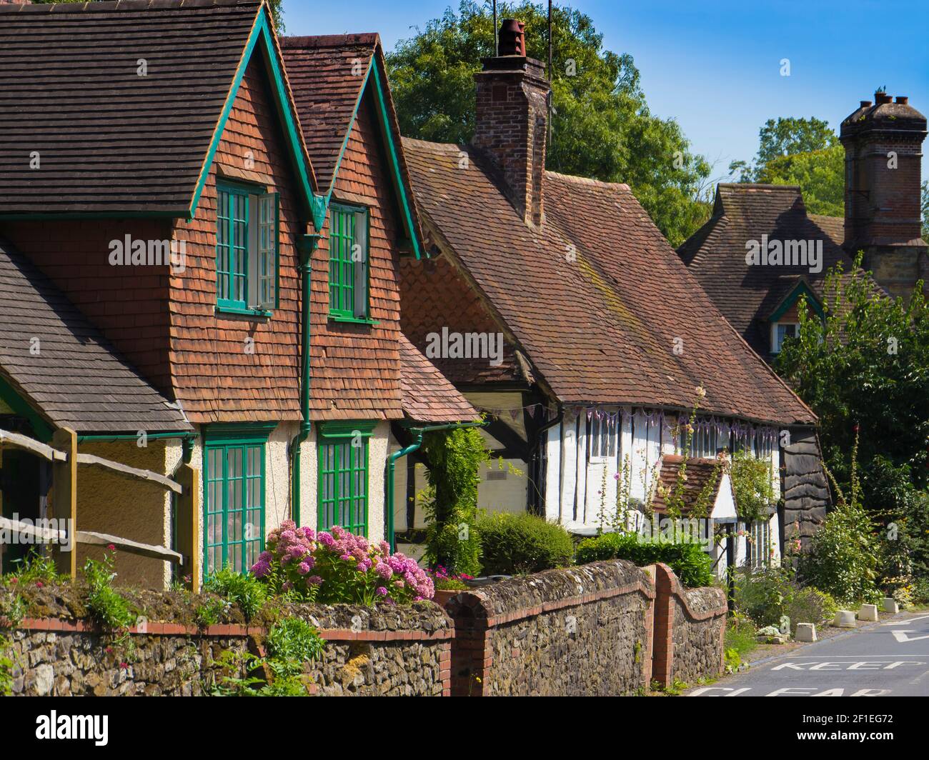Häuser in Sheer Surrey, Shere ist ein Dorf im alten Stil in Surrey, das nicht viel von seinen ursprünglichen Tagen geändert hat, eingebettet in das Tillingbourne Tal. Stockfoto