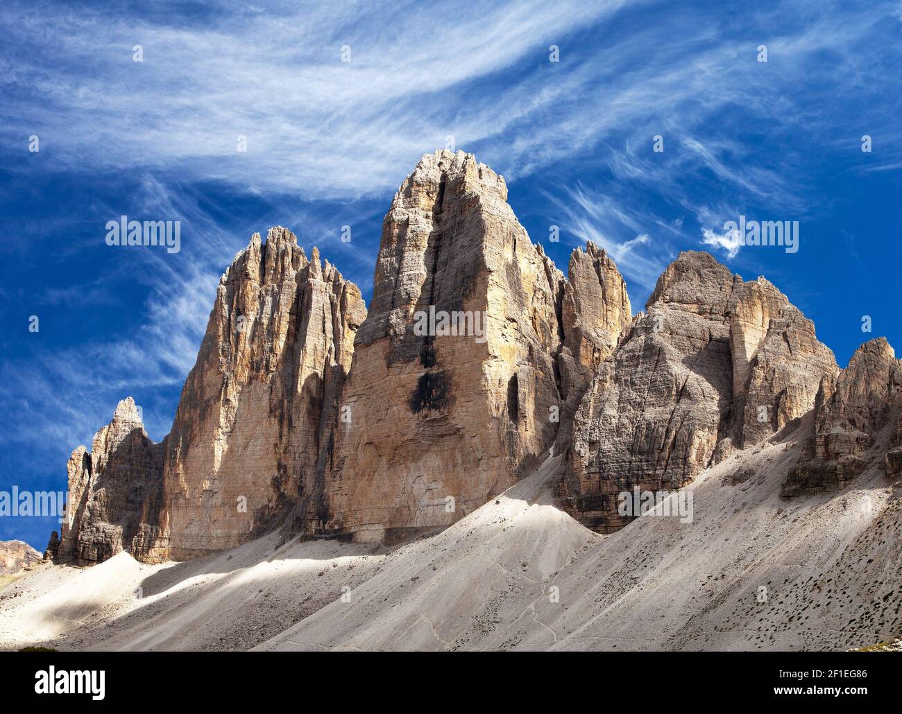 Blick auf drei Zinnen oder Tre Cime di Lavaredo mit schöner Wolke am Himmel, Sextener Dolomiten oder Sextner Dolomiten, Südtirol, Dolomitenberge, IT Stockfoto