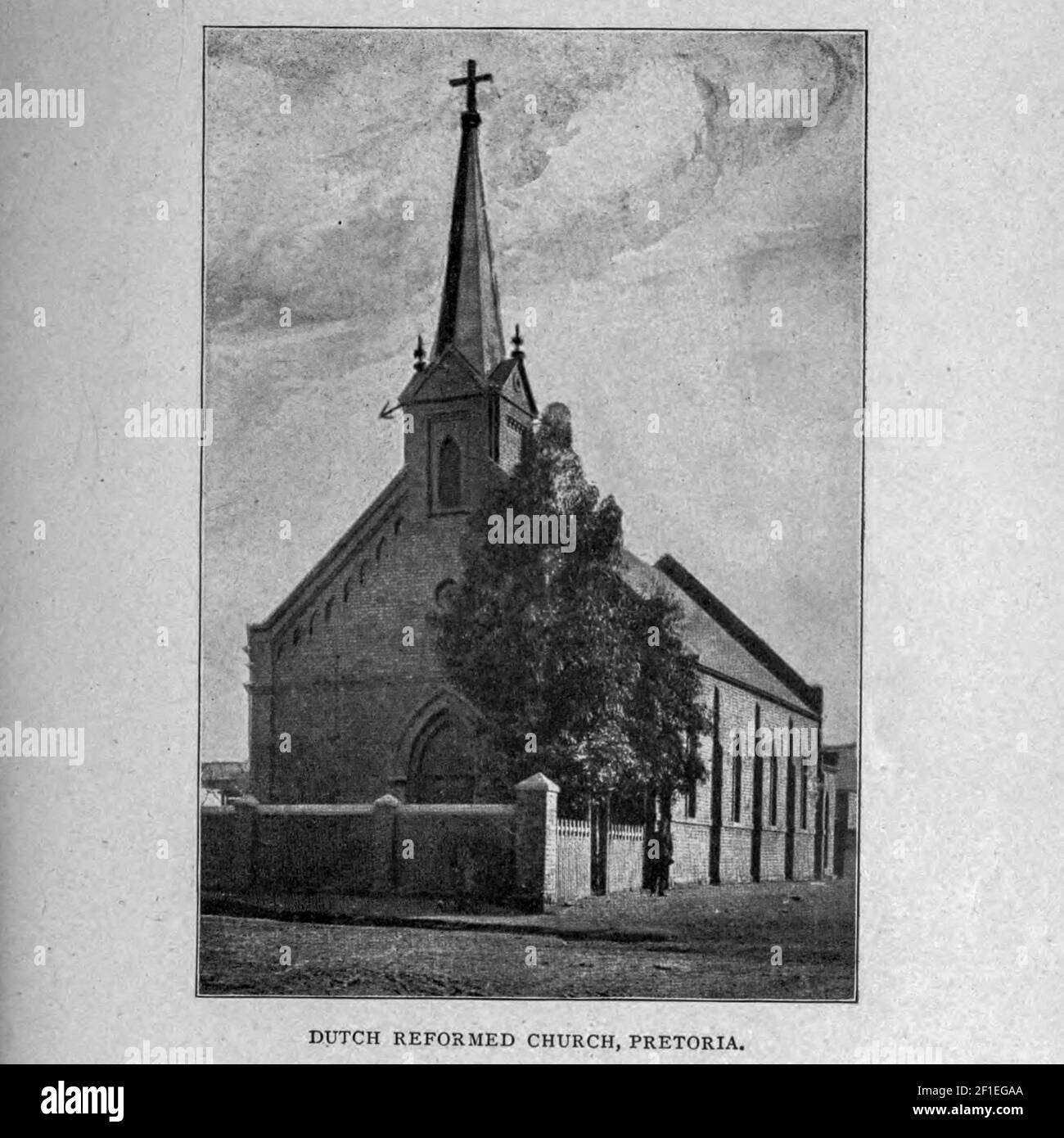 Niederländisch reformierte Kirche, Pretoria aus dem Buch "Boer und Britisher in Südafrika; Eine Geschichte des Buren-Britischen Krieges und der Kriege für das Vereinigte Südafrika, zusammen mit Biographien der großen Männer, die die Geschichte von Südafrika " von Neville, John Ormond Veröffentlicht von Thompson & Thomas, Chicago, USA in 1900 Stockfoto