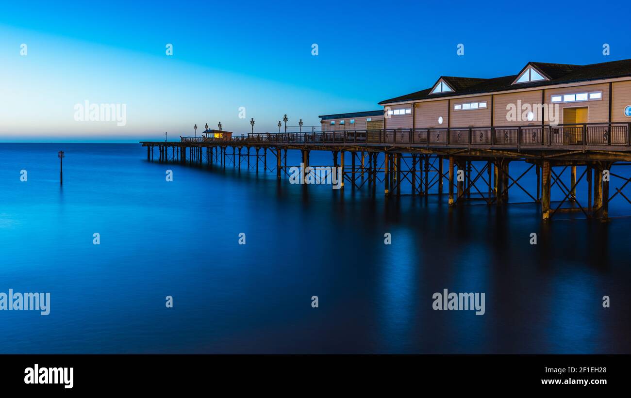 Blue Hour in Langzeitbelichtung des Grand Pier in Teignmouth, Devon, England, Europa Stockfoto