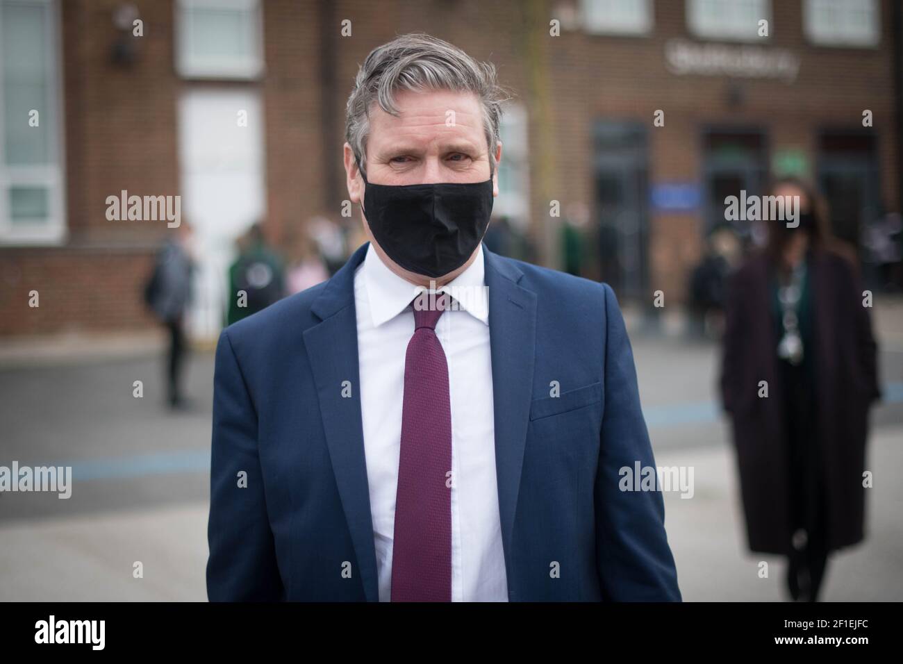 Der Arbeitsleiter Sir Keir Starmer trifft Schüler bei einem Besuch der Sydney Russell School, Dagenham, Ost-London, wo Lehrer und Studenten nach der Sperre in das Klassenzimmer zurückkehren, während Labour Vorschläge für Schüler vorlegt, die das Lernen und die soziale Entwicklung verpasst haben. Bilddatum: Montag, 8. März 2021. Stockfoto