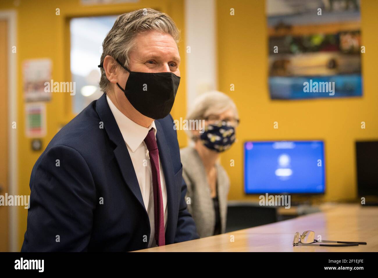 Der Arbeitsleiter Sir Keir Starmer und die Schattenpädagogiksekretärin Kate Green bei einem Besuch der Sydney Russell School, Dagenham, Ost-London, wo Lehrer und Studenten nach der Sperre in den Klassenzimmer zurückkehren, während Labour Vorschläge für Schüler vorlegt, die das Lernen und die soziale Entwicklung verpasst haben. Bilddatum: Montag, 8. März 2021. Stockfoto