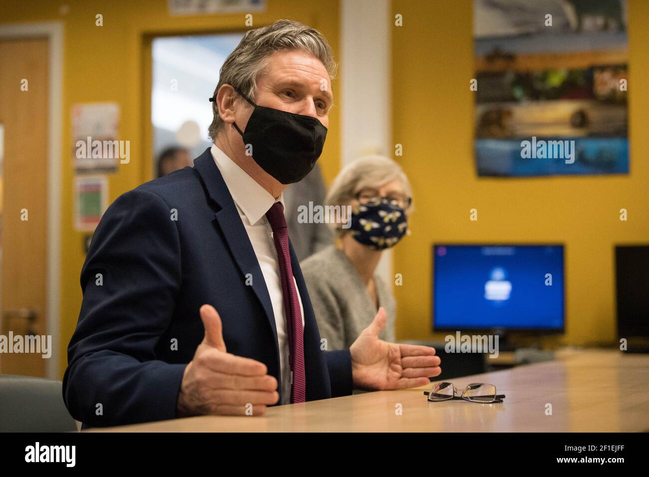 Der Arbeitsleiter Sir Keir Starmer und die Schattenpädagogiksekretärin Kate Green bei einem Besuch der Sydney Russell School, Dagenham, Ost-London, wo Lehrer und Studenten nach der Sperre in den Klassenzimmer zurückkehren, während Labour Vorschläge für Schüler vorlegt, die das Lernen und die soziale Entwicklung verpasst haben. Bilddatum: Montag, 8. März 2021. Stockfoto