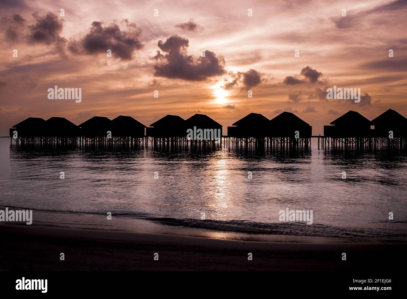 Malediven-Sonnenuntergang mit Wasser Villen silhouette Stockfoto