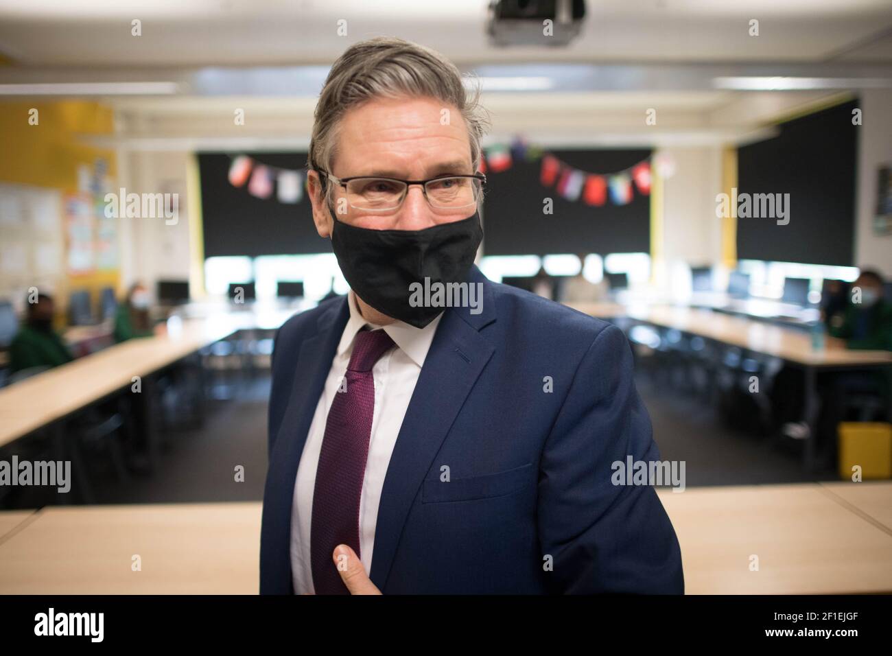 Der Arbeitsleiter Sir Keir Starmer trifft Schüler bei einem Besuch der Sydney Russell School, Dagenham, Ost-London, wo Lehrer und Studenten nach der Sperre in das Klassenzimmer zurückkehren, während Labour Vorschläge für Schüler vorlegt, die das Lernen und die soziale Entwicklung verpasst haben. Bilddatum: Montag, 8. März 2021. Stockfoto