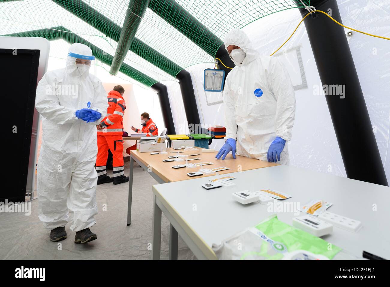Dresden, Deutschland. März 2021, 08th. Mitarbeiter der Johanniter-Unfall-Hilfe bereiten sich in einem Zelt auf dem Messegelände auf den Start eines schnellen Antigen-Tests auf das Coronavirus vor. Ab sofort können sich Dresdner einmal pro Woche kostenlos testen lassen. Quelle: Sebastian Kahnert/dpa-Zentralbild/dpa/Alamy Live News Stockfoto