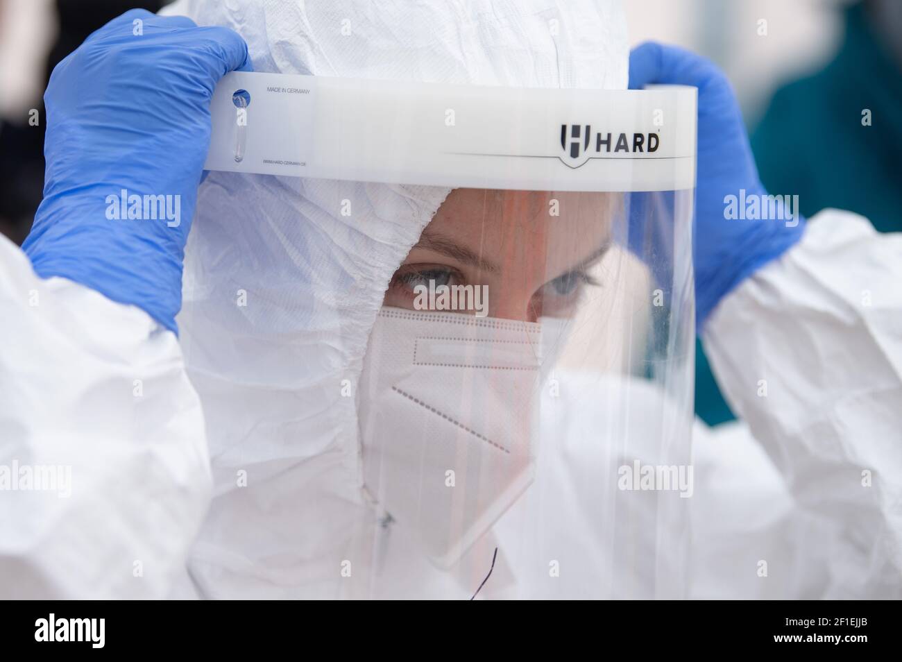 Dresden, Deutschland. März 2021, 08th. Ein Mitarbeiter der Johanniter-Unfall-Hilfe bereitet sich in einem Zelt auf dem Messegelände auf den Beginn eines schnellen Antigen-Tests auf das Coronavirus vor. Ab sofort können sich Dresdner einmal pro Woche kostenlos testen lassen. Quelle: Sebastian Kahnert/dpa-Zentralbild/dpa/Alamy Live News Stockfoto