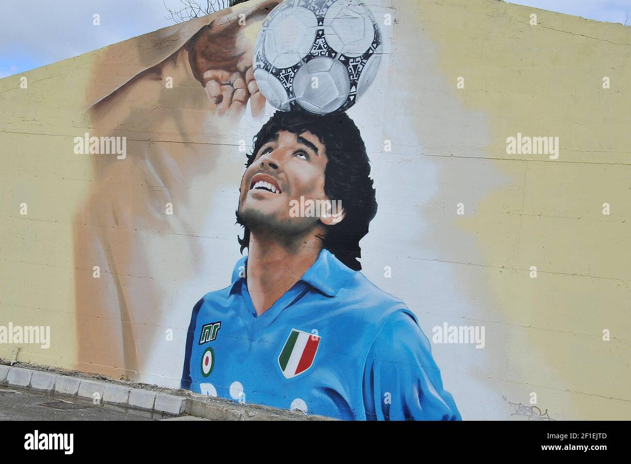 Wandgemälde Diego Armando Maradona gewidmet, in der Stadt Caserta (CE). Italien, Den 08. Februar 2021. Stockfoto