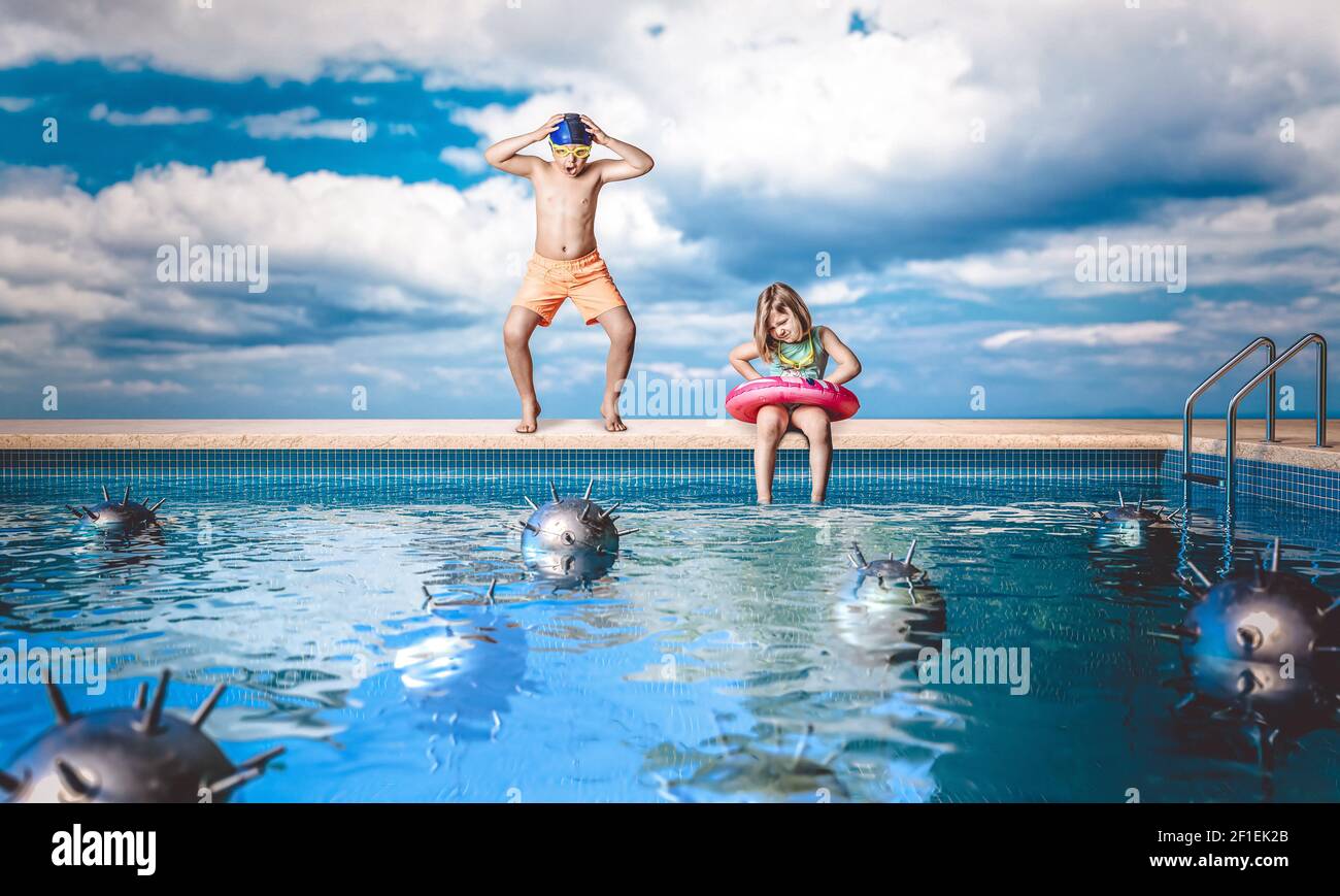 Kinder bereit, im Pool schwimmen erschrocken durch Minen im Wasser. Gefahr Konzept Stockfoto