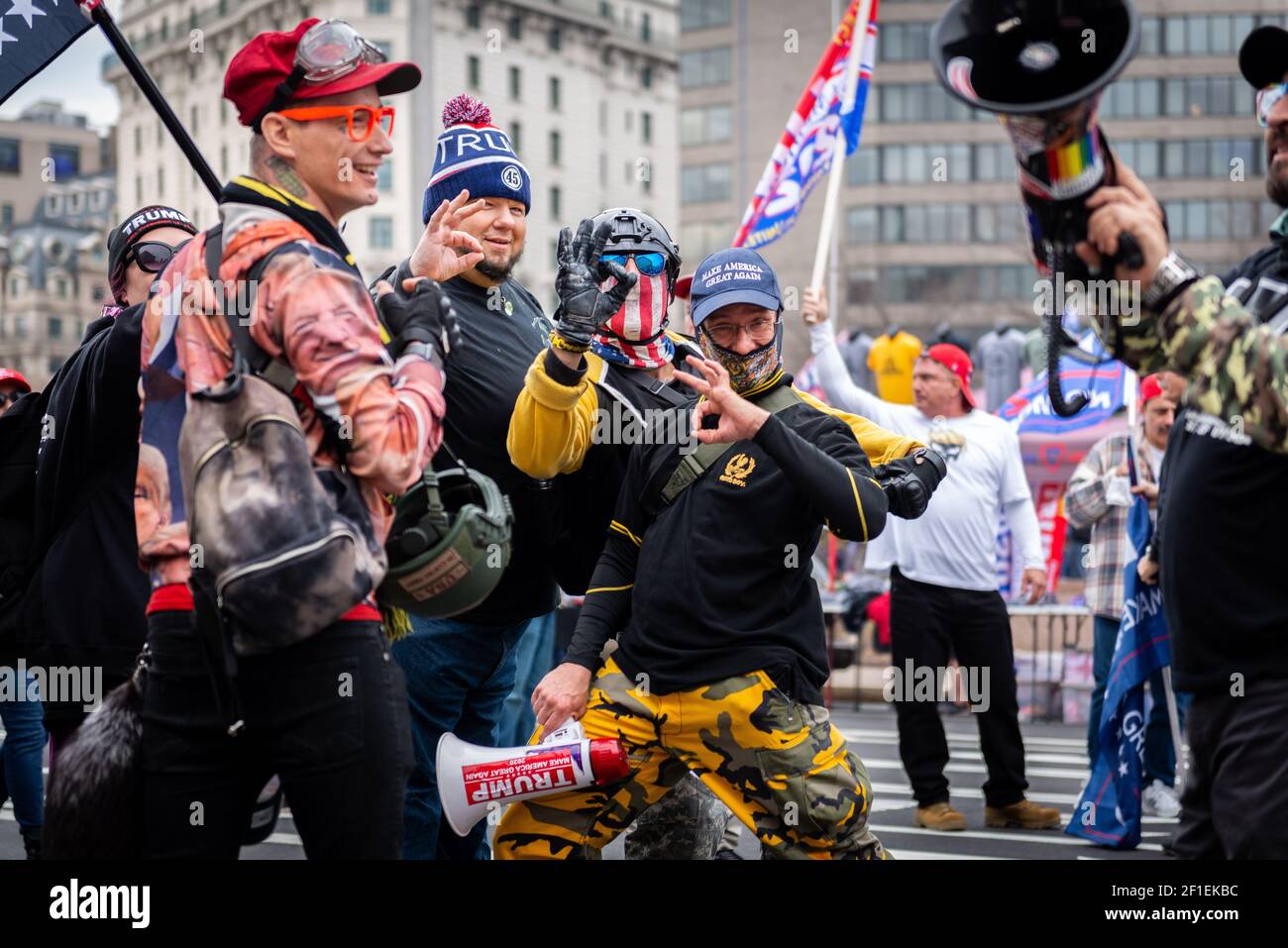 Die rechtsextreme Gruppe The Proud Boys nimmt am 12. Dezember 2020 in Washington, DC, an der Kundgebung "Stop the Steal" Teil. Stockfoto