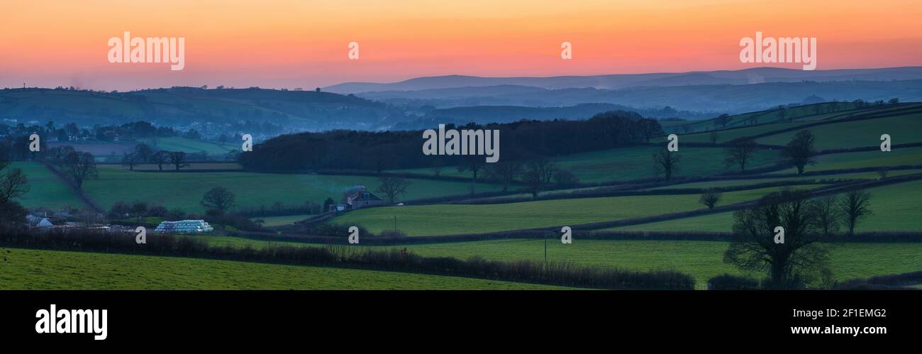 Sonnenuntergang auf den Feldern, Berry Pomeroy Village in Devon, England, Europa Stockfoto