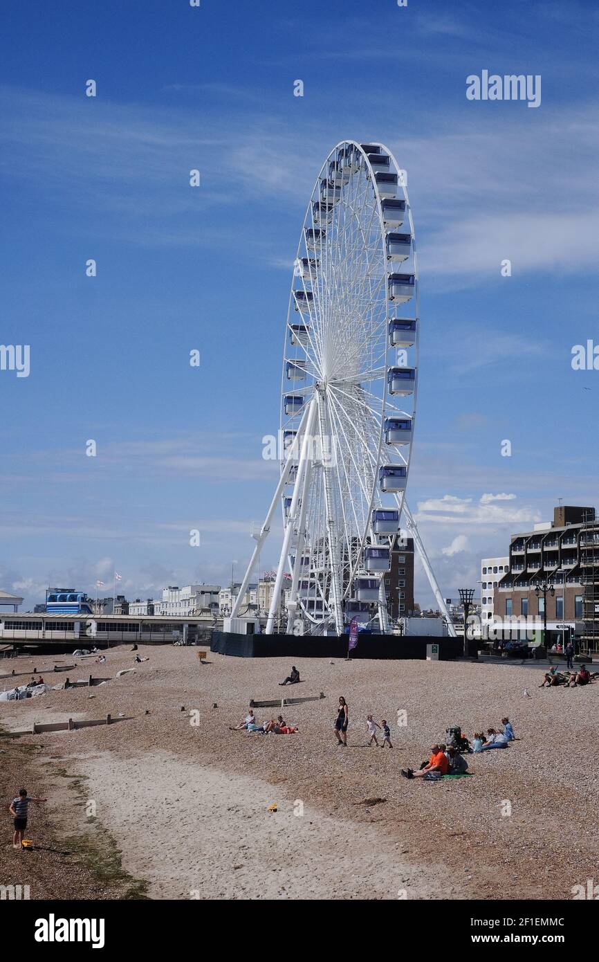 Ein allgemeiner Blick auf WOW - das Worthing Observation Wheel, das diesen Sommer (2020) eröffnet wurde. Das Rad ist 46 Meter hoch und ist das höchste Beobachtungsrad, das in Südostengland aufgestellt werden kann. Bildnachweis sollte lauten: Katie Collins/EMPICS/Alamy Stockfoto